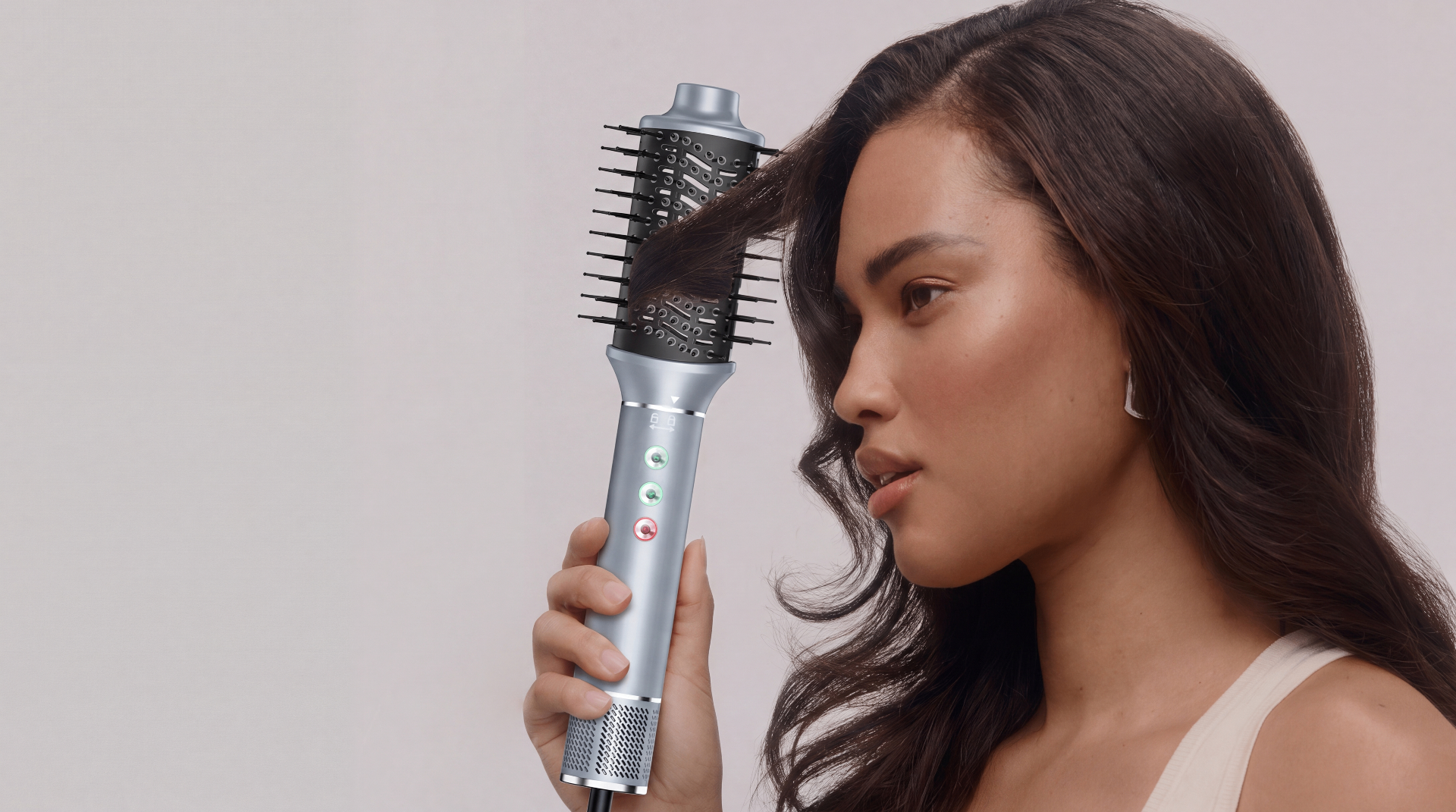 Model styling her hair with the Breezie Aero 360